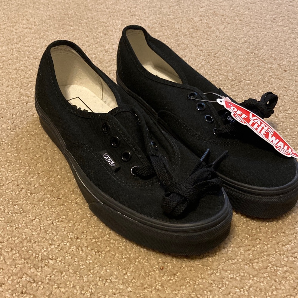 New with tags black lace up Vans women’s size 6.5 (men’s size 5)